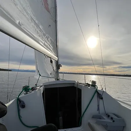 Uebernachtung Auf Einem Segelboot *