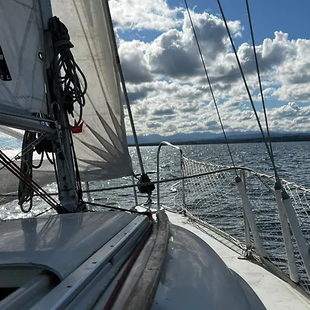 Uebernachtung Auf Einem Segelboot Botel *